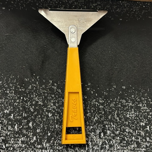 Vintage Travco Yellow Cheese Slicer Planer Embossed Daisy Flower Handle - Picture 2 of 2